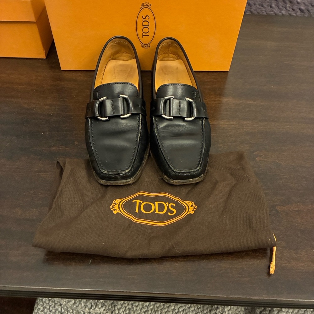 Tod's Classic Black Leather Driving Loafers Moccasins w silver accents. Size 37.